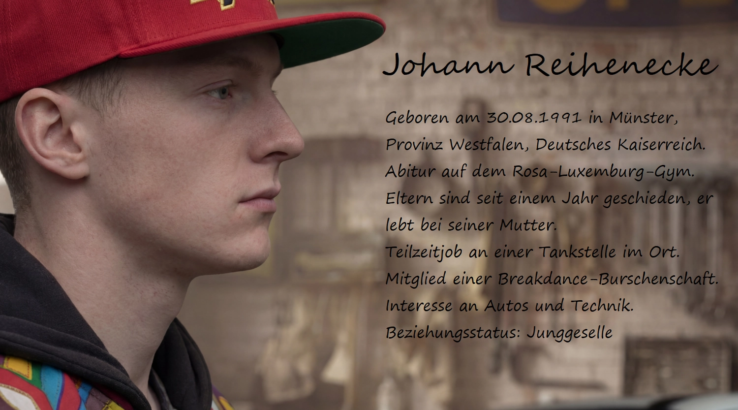 Julius Christian - Roman für alternative Realität - Nahaufnahme eines jungen Mannes mit roter Baseballkappe. Daneben befindet sich ein „Charakterprofil“ von „Johann Rei“ mit biografischen Angaben wie Geburtsdatum (1991), seinem Job an einer Tankstelle und seinem Interesse an Breakdance und Autos.