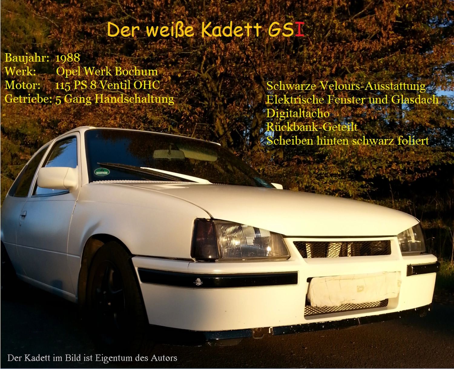 Julius Christian - Roman für alternative Realität - Ein weißer Opel Kadett GSi parkt im Freien vor dem Hintergrund herbstlicher Bäume. Das Bild enthält gelben deutschen Text mit Details zu den Fahrzeugspezifikationen.