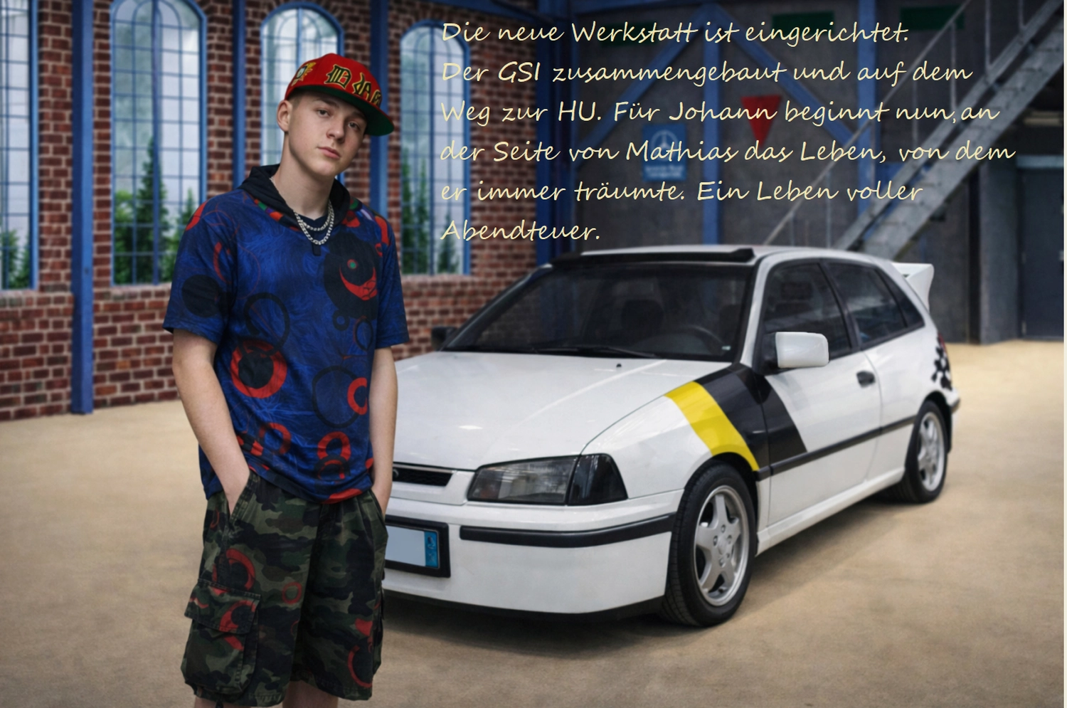 Julius Christian - Roman für alternative Realität - Ein junger Mann in einem blau gemusterten T-Shirt, roter Kappe und einer schweren Silberkette steht selbstbewusst neben dem weißen Opel Kadett. Der Hintergrund ist ein helles, neutrales Studio-Ambiente, und ein letzter Textblock schließt die Geschichte über seine neue Werkstatt ab.